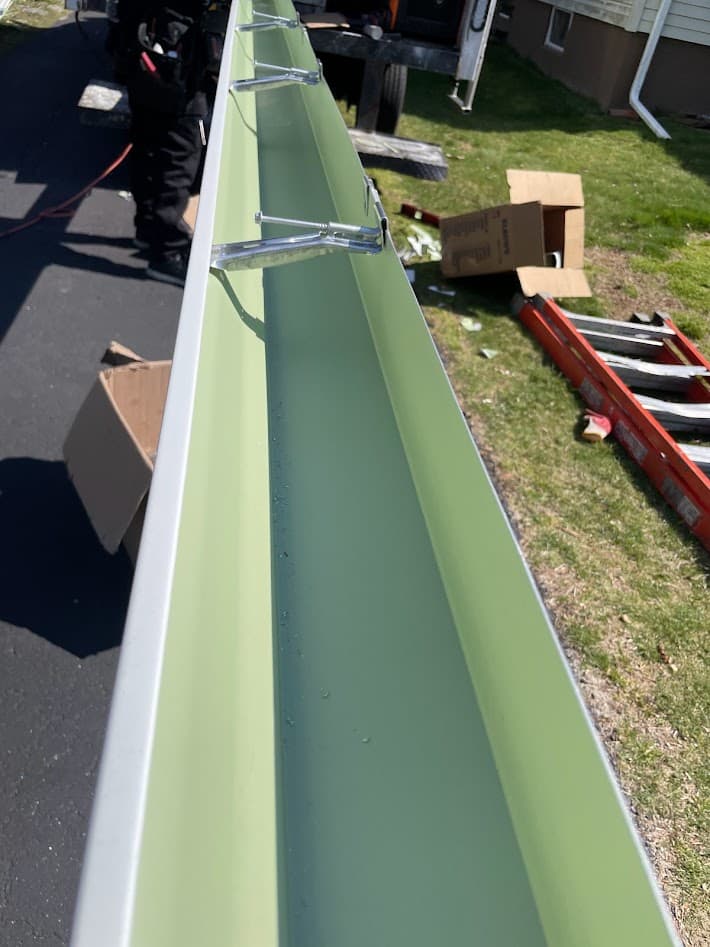 Professional seamless gutter system